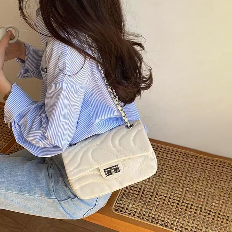 ショルダーバッグレディース キルティング 波柄キルティングポシェット